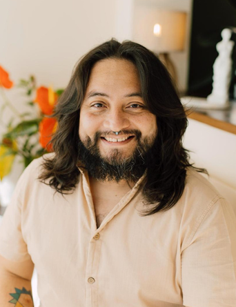 Jeff Santos, cabeleireiro e sócio-fundador da Casa Santé — especialista em colorimetria e design de cor em Campinas